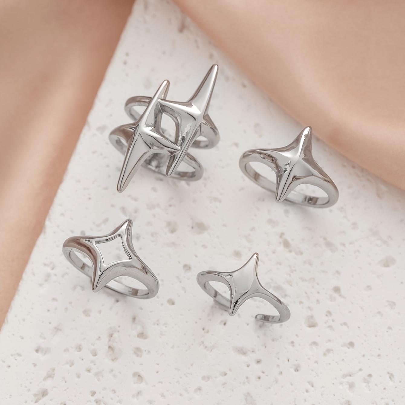 E-shop 4-teiliges Fashion-Ring-Set, Retro-Dunkle Metall-Sternringe für Musikfestivals und Partys, geeignet für Männer und Frauen