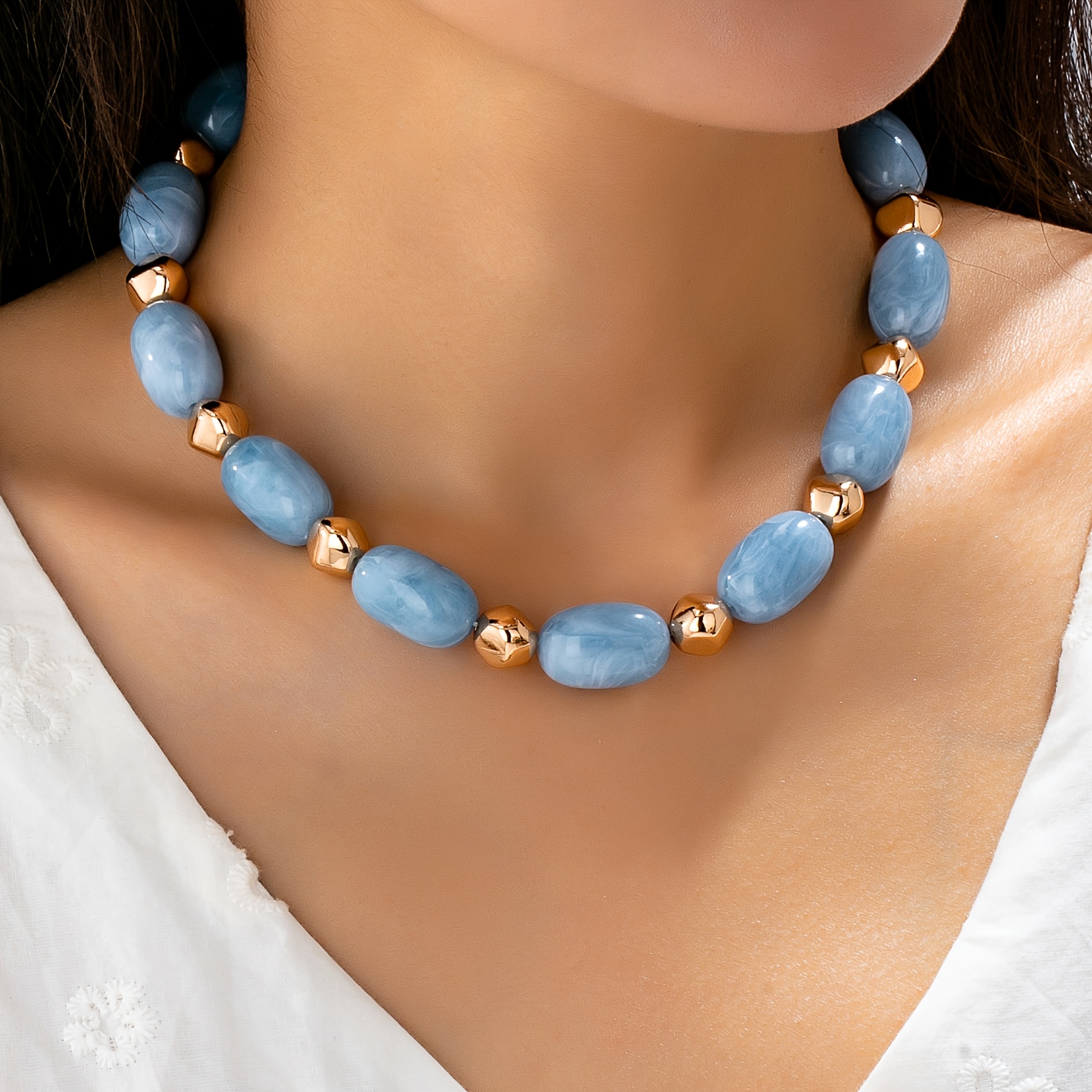 E-shop Eine einfache und elegante hellblaue ovale Acryl-Perlenkette mit unregelmäßigen Formen, für den böhmischem Frühlings- und Sommerurlaubsstil,