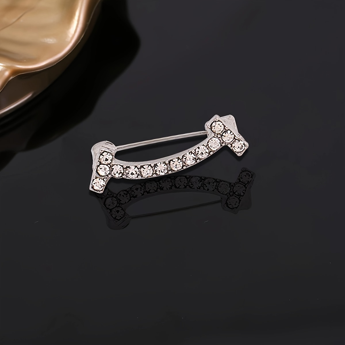 1/2/4Pcs Smiling Exquisite Brooch Anti-Slip Chest Buckle Clothing Collar Accessories Waistband Reduction Artifact Small Fragrance Style Waist Pin