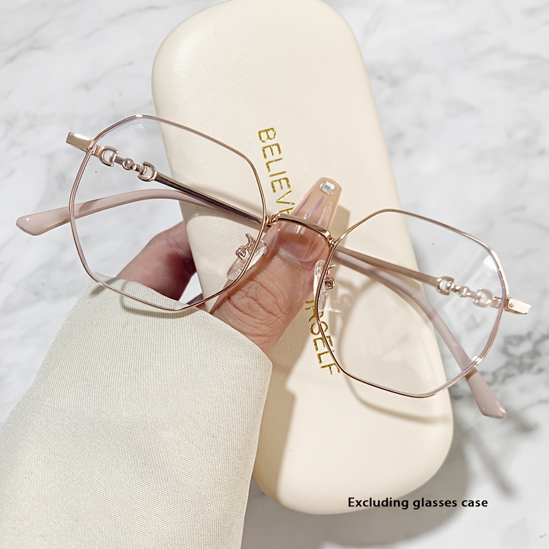 

A Polygonal Golden Frame With Flat Lenses For A Natural Look.