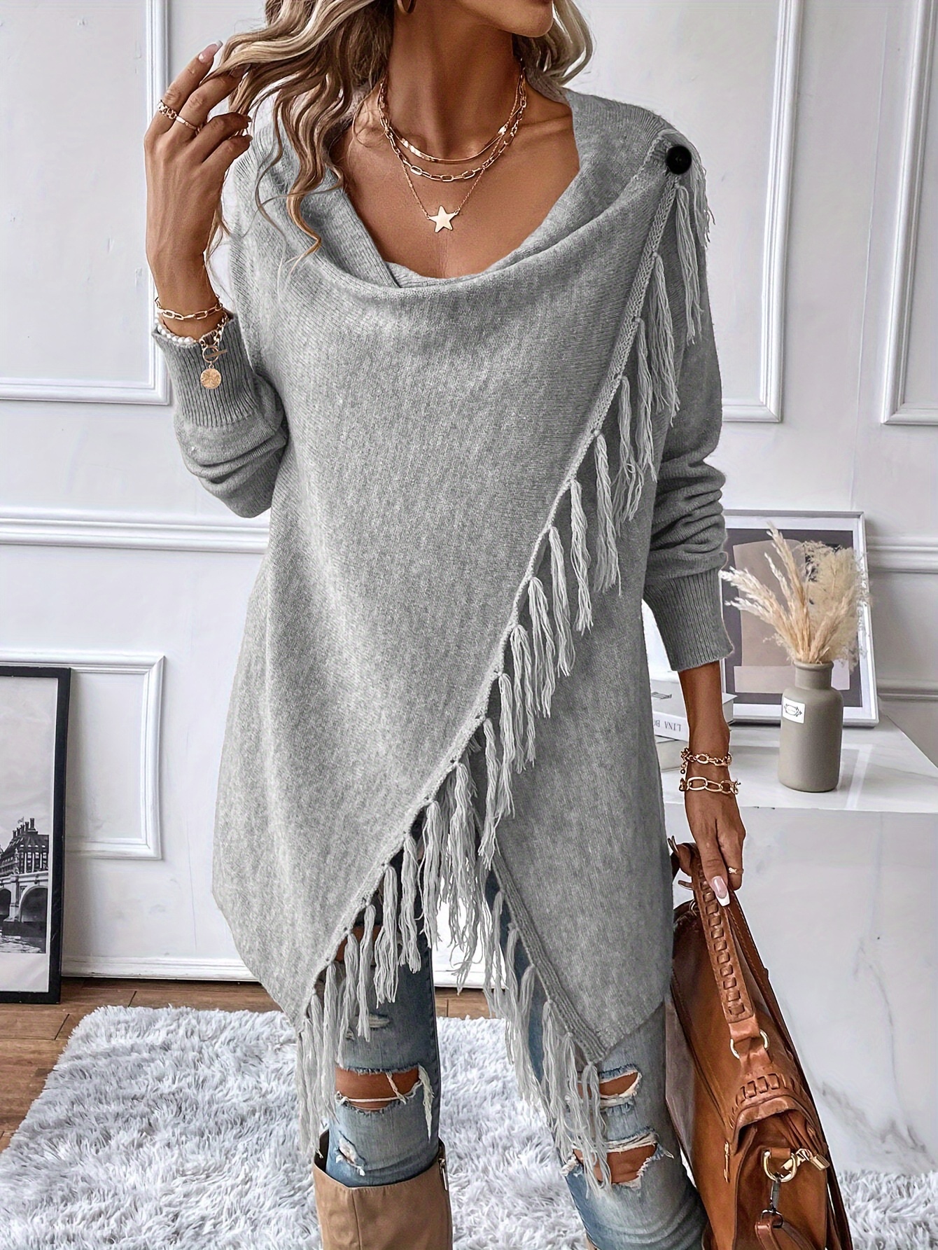 Chal Elegante con Cuello Drapado y Flecos