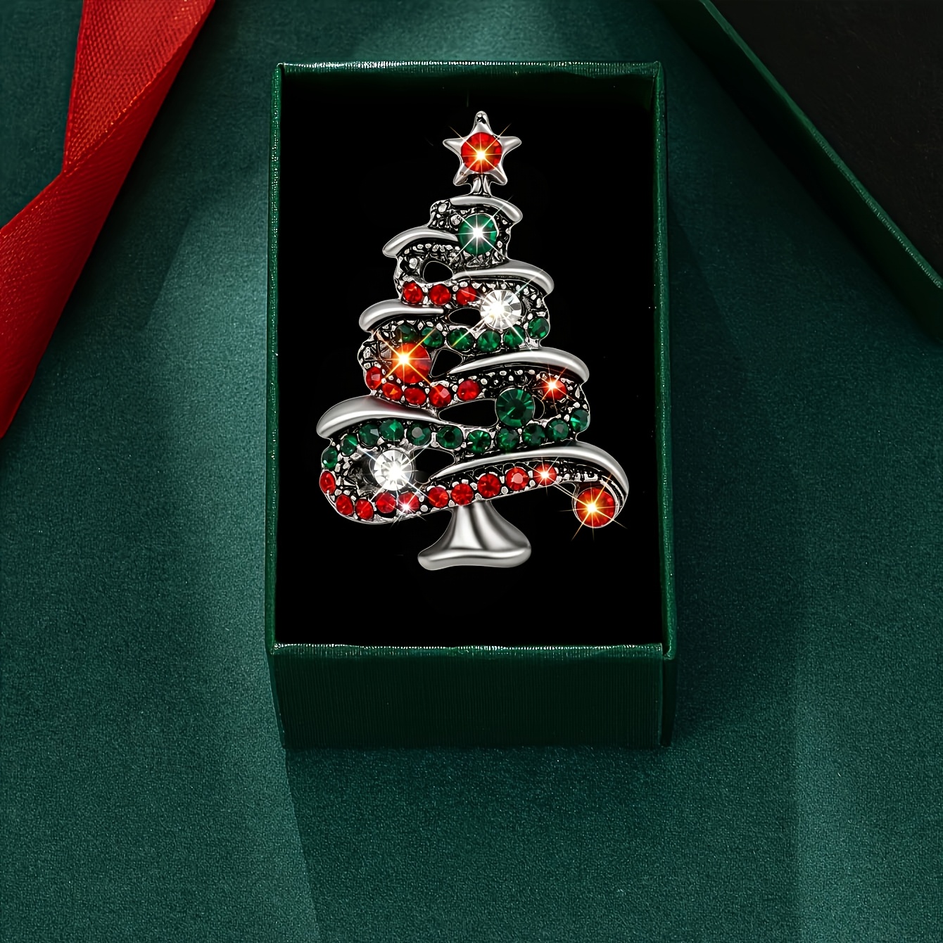 TEMU Épingle Arbre de Noël Polyvalente à Ondulée avec Strass Rouges et Verts dans une Boîte Cadeau. Le Motif d'Arbre Tourbillonnant et est Intégré en