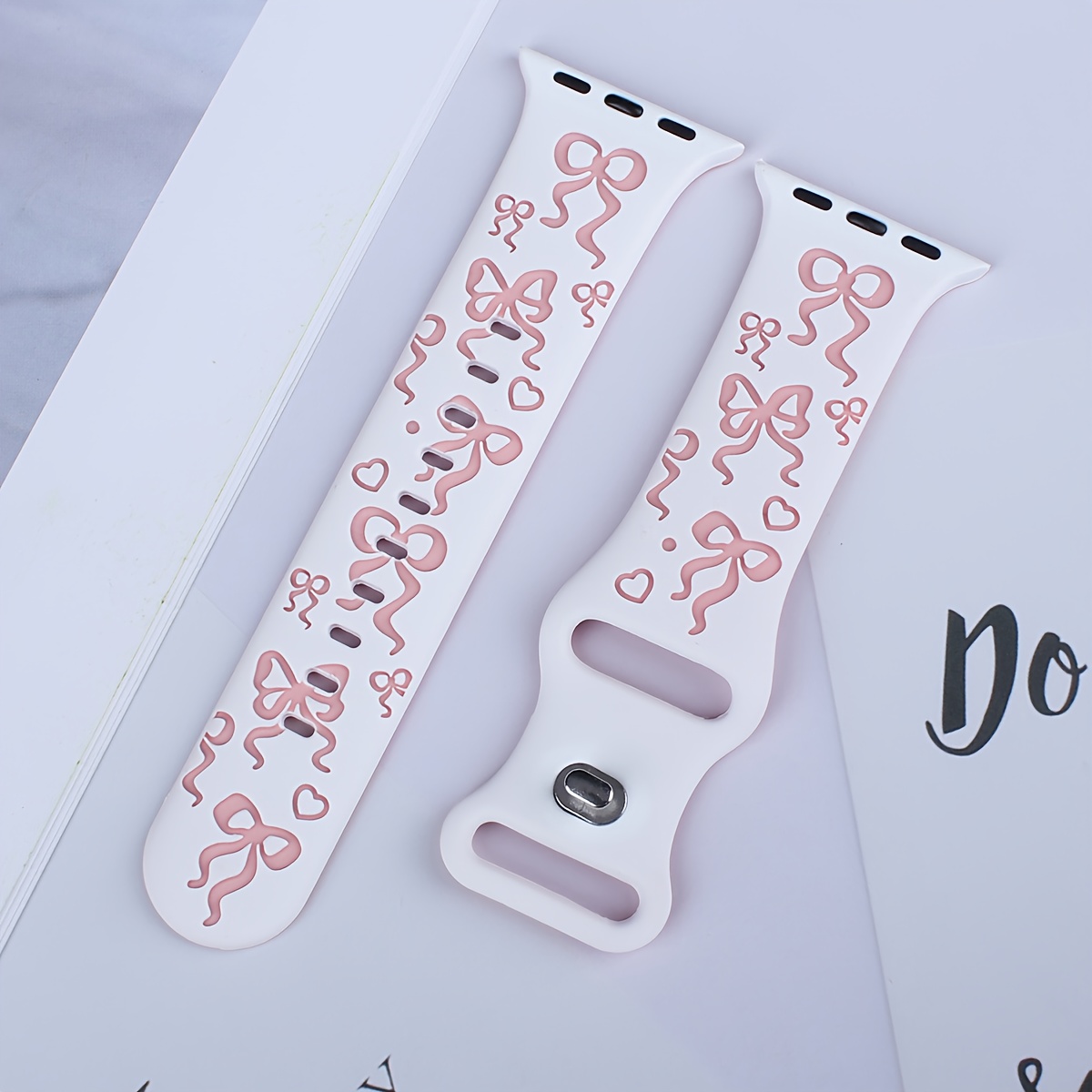 E-shop 1 Stück geschnitzte Silikon-Uhrenarmband mit Schleife, passend für Apple Watch 38/40/41/42/44/45/46/49 mm, Damen, niedliche , und weich,