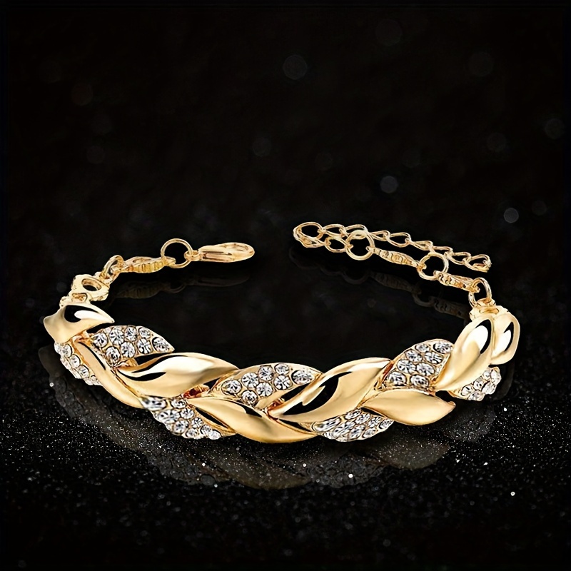 

A Trendy Bracelet For Women With A Touch Of European And American Style, Featuring A Unique And Luxurious , As A Accessory Or .