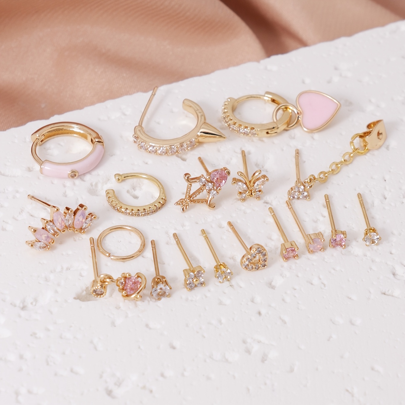 E-shop 18-teilige Damenmode-Ohrstecker, Exquisite Süße Rosa Synthetische Zirkonia Herz-, Schmetterlings- Blumen-Designs für Mehrlagige