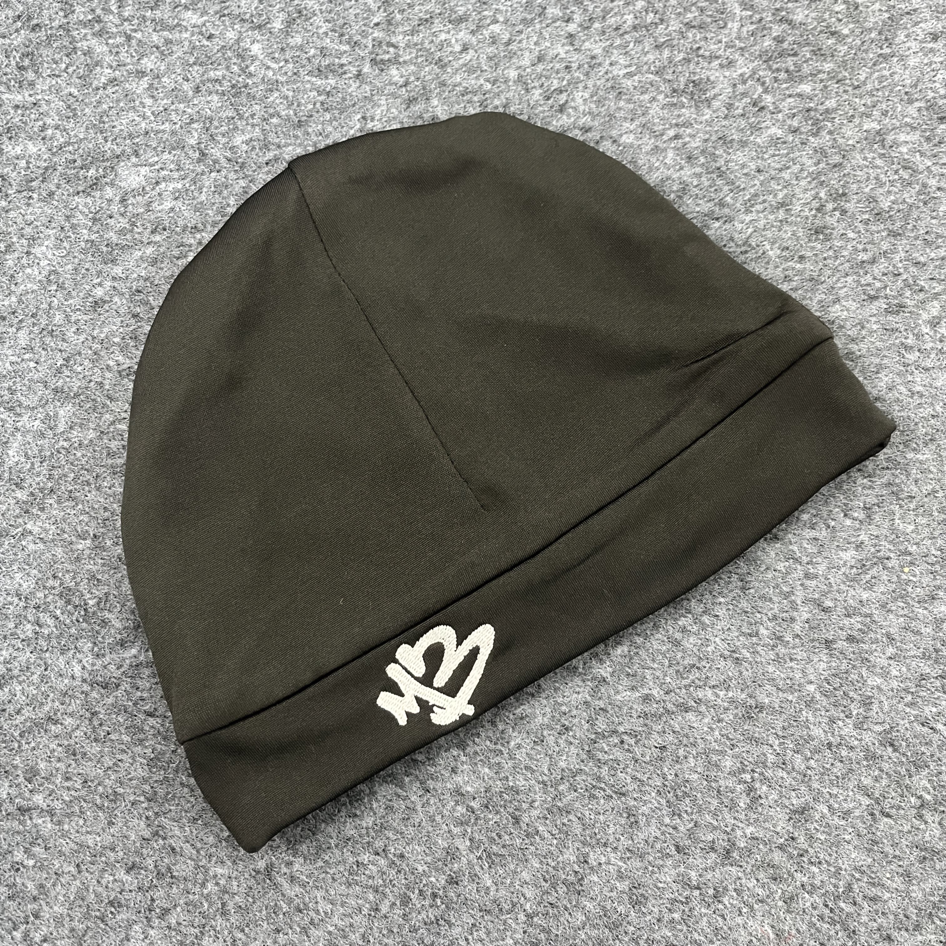 E-shop Amerikanischer Vintage-Stickmütze, Schwarze coole eng anliegende Mütze, schlankmachende lässige Slouchy-Mütze, Paar-dünne Mütze, trendige