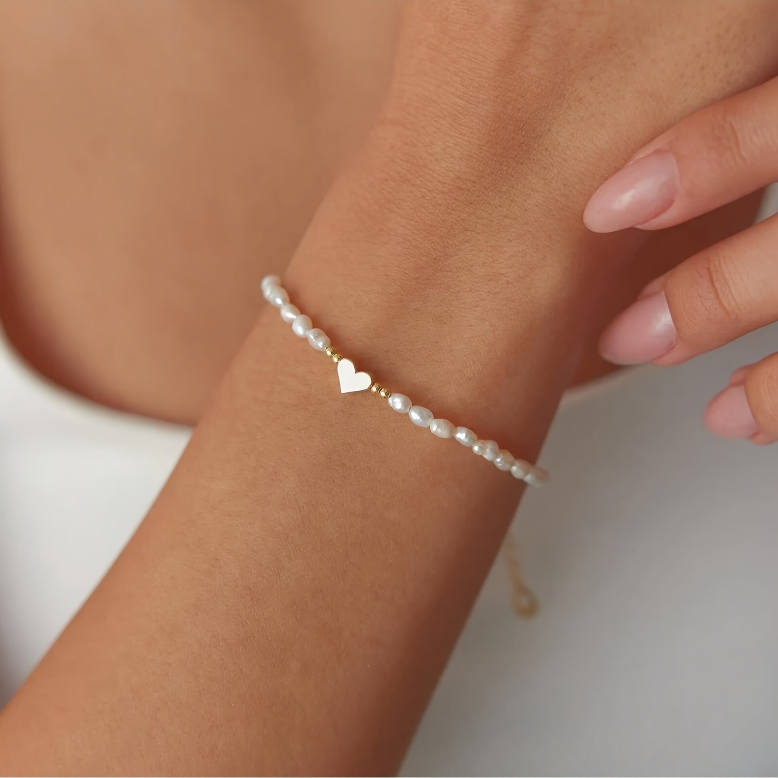 

Bracelet élégant avec breloque en de cœur et perles, bracelet en résine, accessoire élégant et sexy pour femmes, idéal pour un et cadeau, pour la Saint-Valentin - Pièce unique