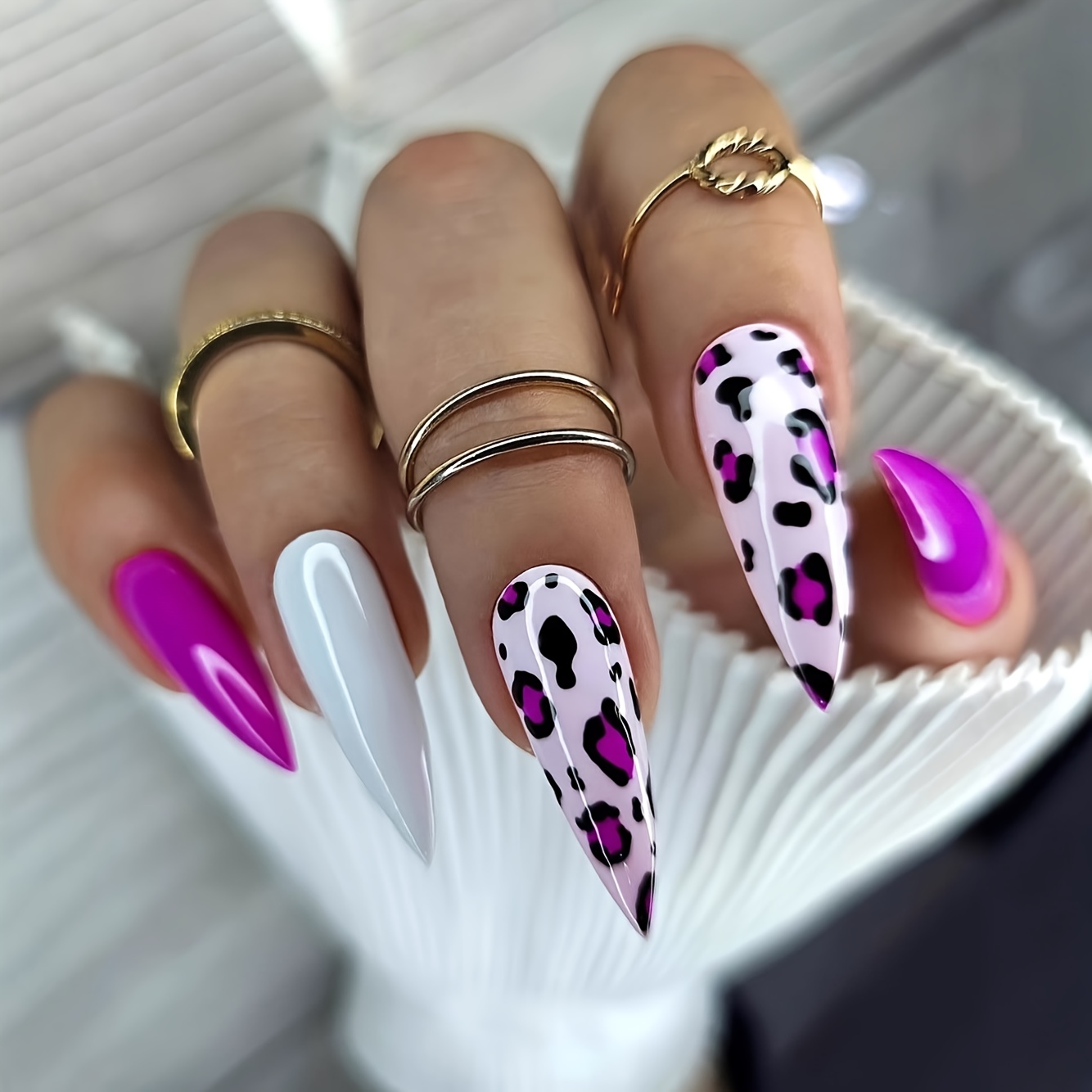 TEMU 24 Medium-sized Almond-shaped Fake Nails With Contrasting Leopard-print Nail Design, Glitter Detachable Fake Nails