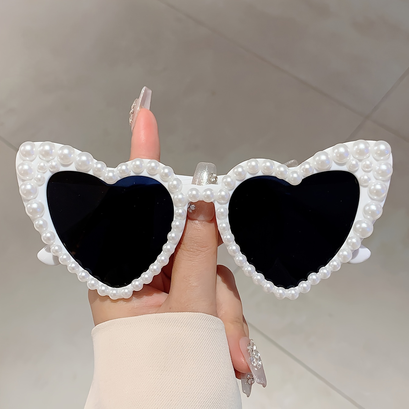 

1pc Fashionable Oversized Heart-shaped Glasses For Women, Plastic Frame With Accents, Decorative Pc Lenses For Hiking, Party & Photo Props