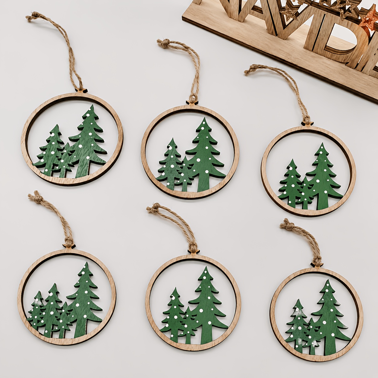 TEMU Juego de 6 piezas de pancarta colgante navideña de madera verde, adorno colgante de estilo festivo con diseño de árbol de madera, y colgador de