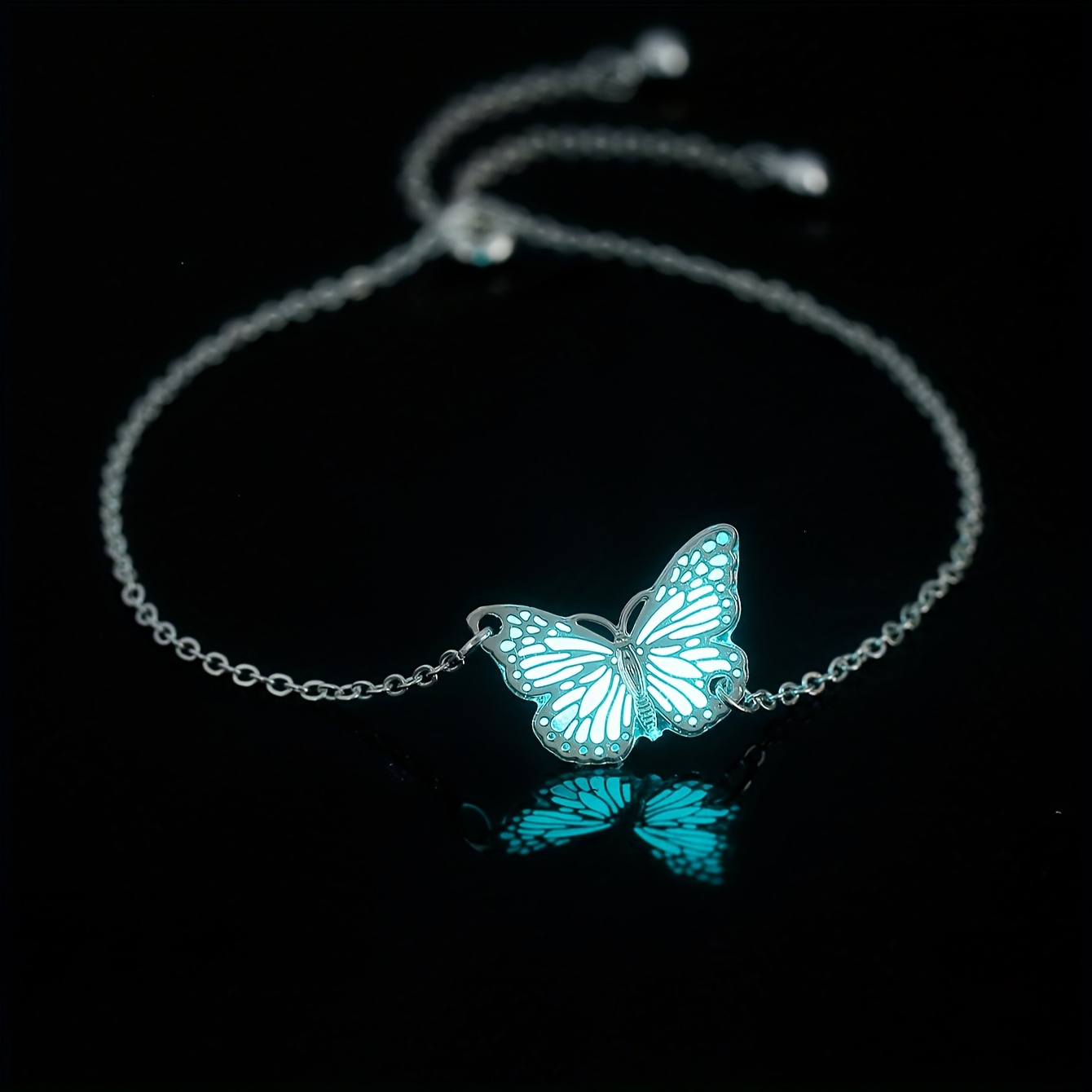 This Product Is -in-the-dark Item That Requires To Light Before It Can Shine. It Features A Stylish And With A Copper Piece And An , Along With A Luminous Pendant Bracelet