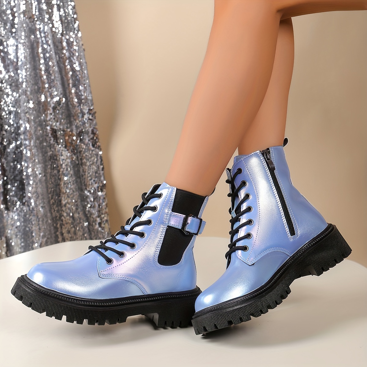 

Les bottes courtes à la mode, vibrantes, bleues et brillantes de la dame, avec des semelles épaisses pour augmenter la hauteur, sont à la mode.