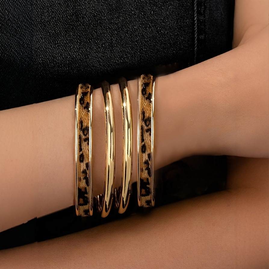 E-shop Ein Set aus 4 exquisiten neuen Leopard-Print-Armbändern, glatt gestapelt, Street Trend Niche Schmuck