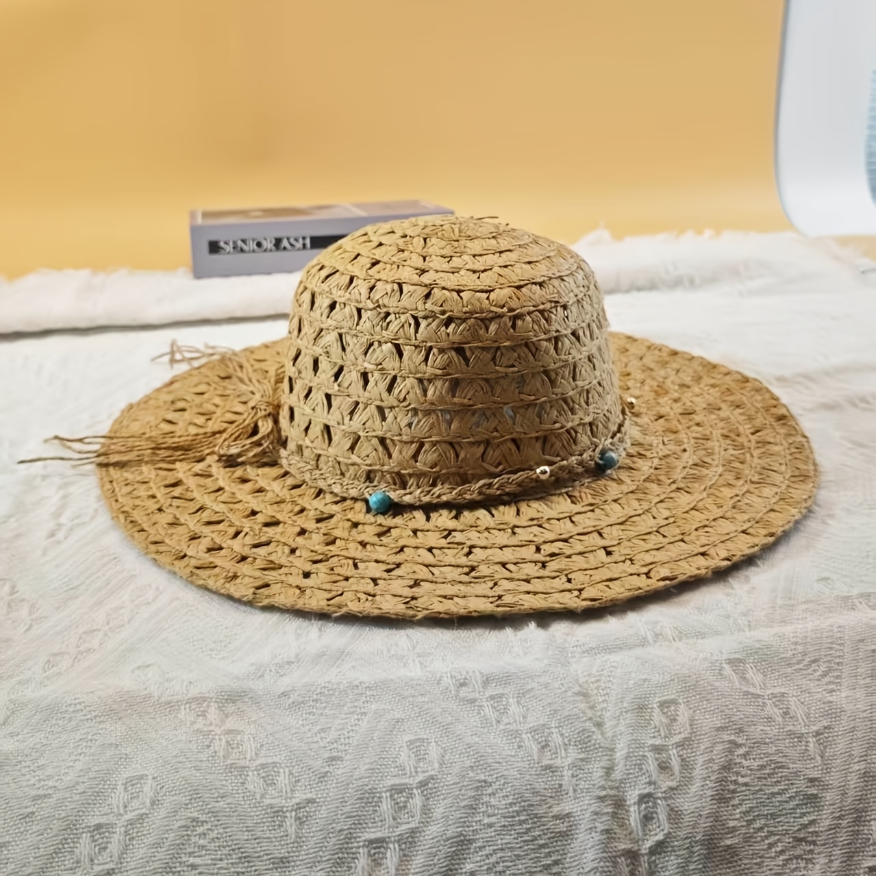Ročno izdelan slamnik za na prostem, eleganten in vsestranski, okrašen s slamnatimi pentljami in majhnimi modrimi kroglicami