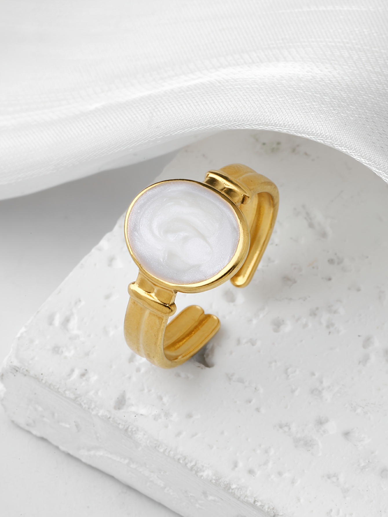 טבעת אישית בצורת אליפסה מזוגת, סטייל, קנדה, יוקרה מינימליסטית, רטרו, אלגנטית ורב-תכליתית, זמינה בלבן פנינה, שחור פנינה, אדום פנינה וכחול פנינה. מתאים ללבישה יומיומית על ידי גברים ונשים כאחד, היא משלימה תלבושות לעבודה, לימודים, דייטים, מסיבות, אירועים וחופשות מזדמנות. זו גם מתנה נהדרת ליום האהבה, ראש השנה וחגים שונים.