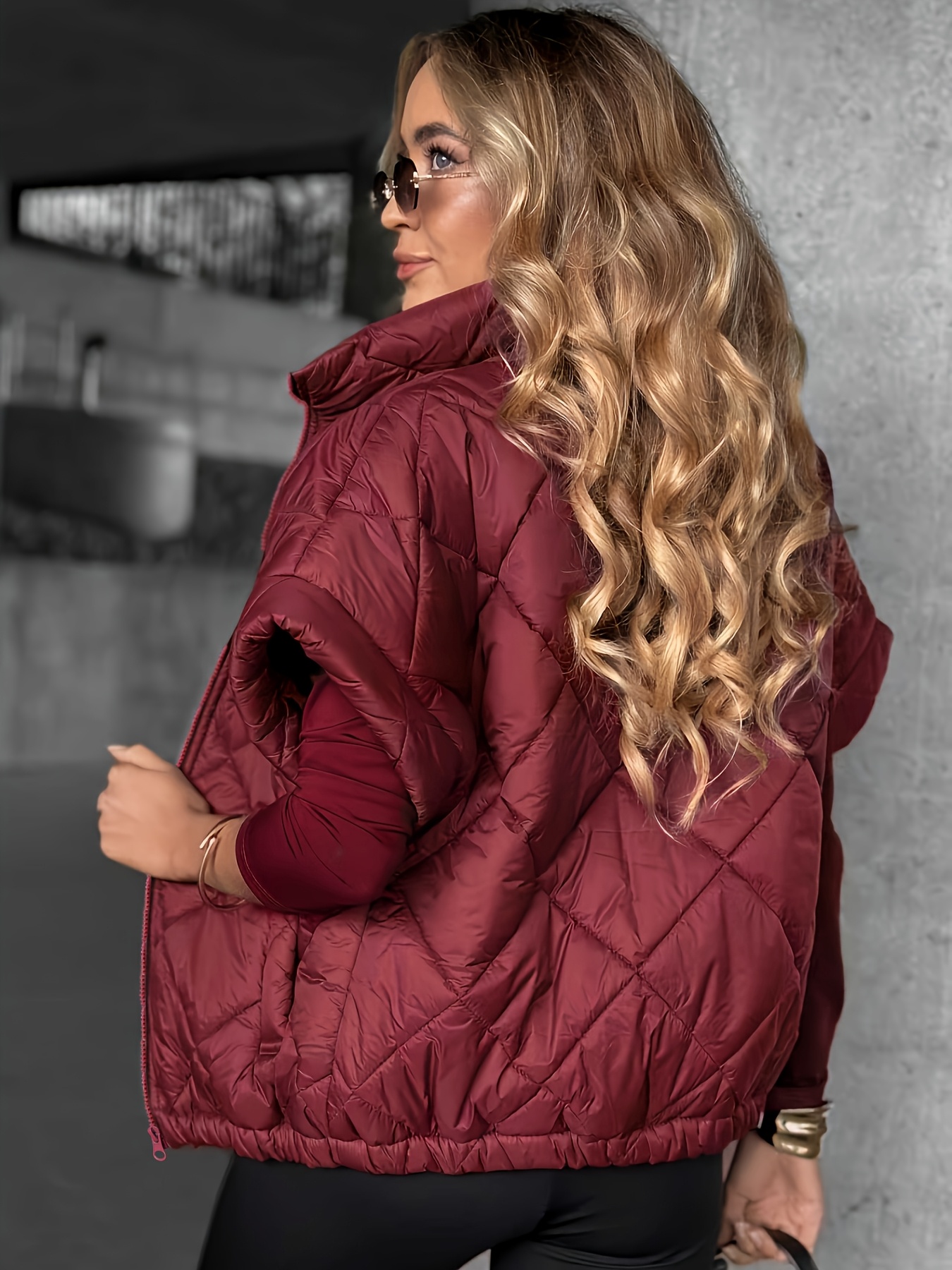 Women's Sleeveless Short Jacket with Full Zipper and Pockets