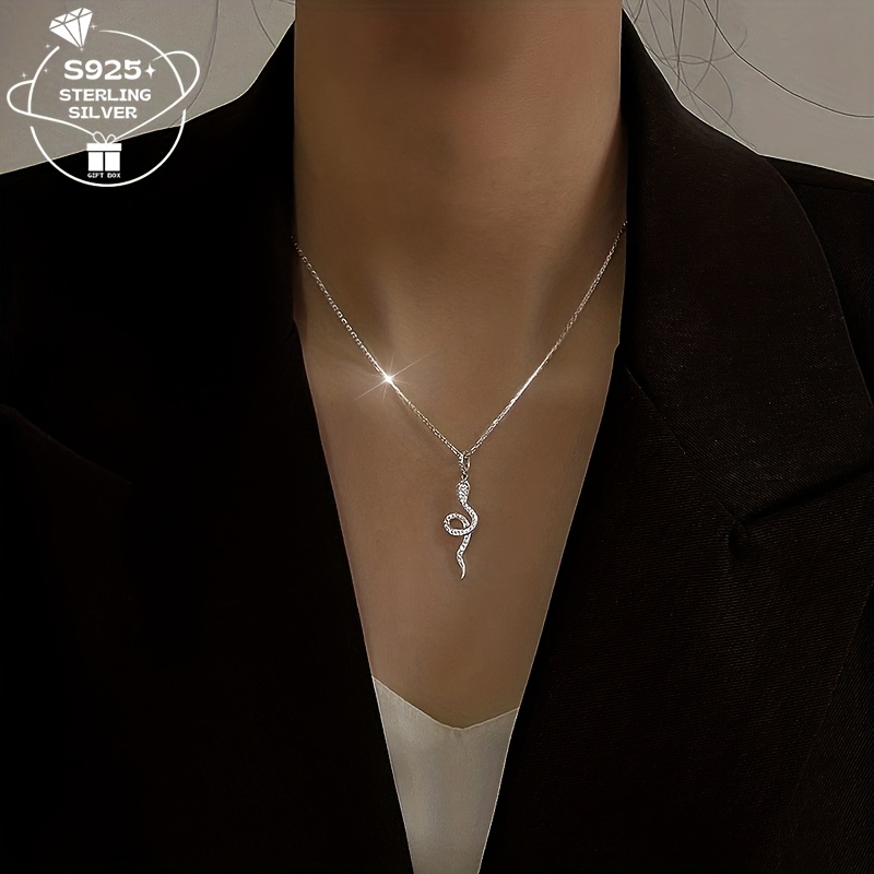 

Approximately 2.4g Total Weight, 1pc Of 925 Silver, A Simple Curved Snake-shaped Pendant Necklace For Women. Wear, Parties, And Banquets. As A Holiday Gift To .