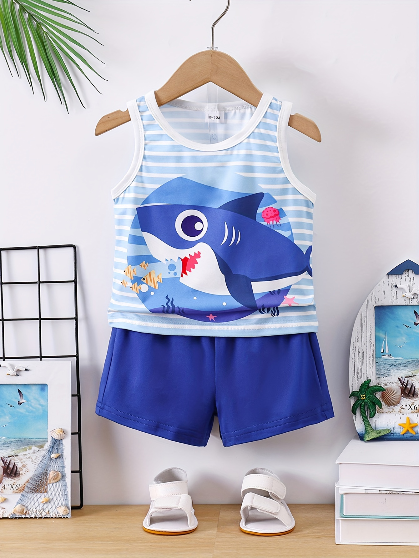 2pcs Toddler Boy Playful Shark Print Tee and Pocket Design Shorts Set