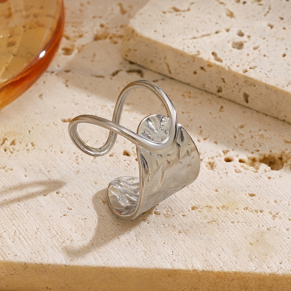 E-shop Unregelmäßiger asymmetrischer Ring mit geometrischem Design, schlicht, elegant, stilvoll, luxuriös. Ein Damenring, Damen-Handschmuck,
