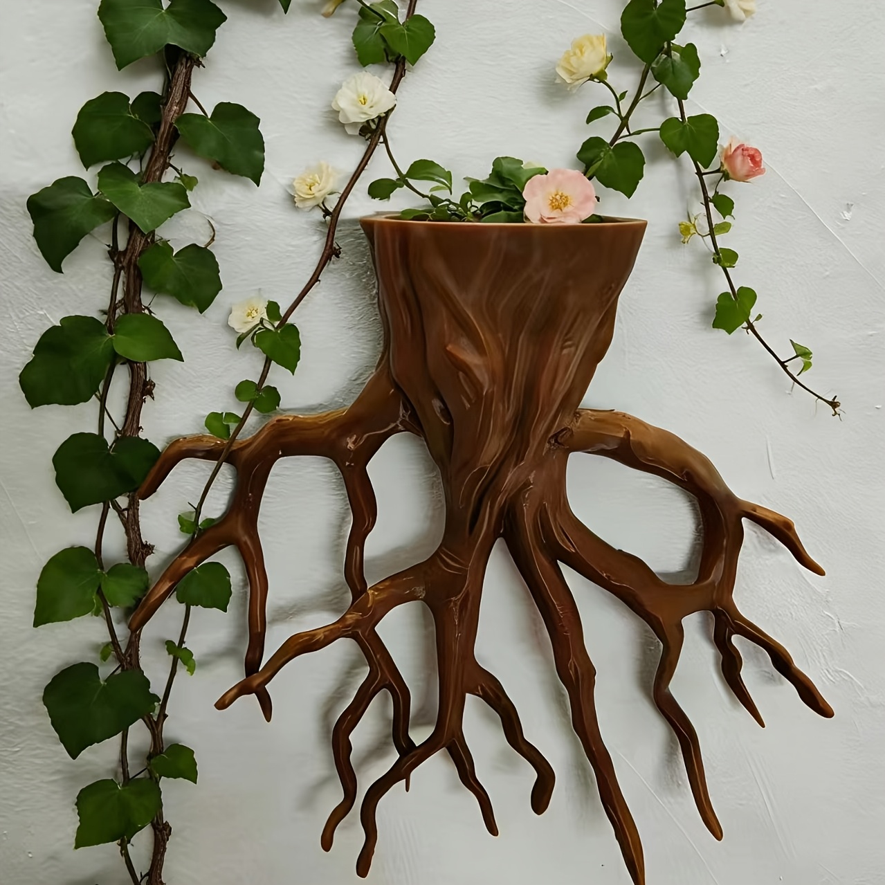 E-shop Ein wandmontierter Pflanzkübel in 3D-Druck-Wurzelbaumform mit verspieltem Stil, geeignet für rankende Pflanzen oder kleine Pflanzen wie