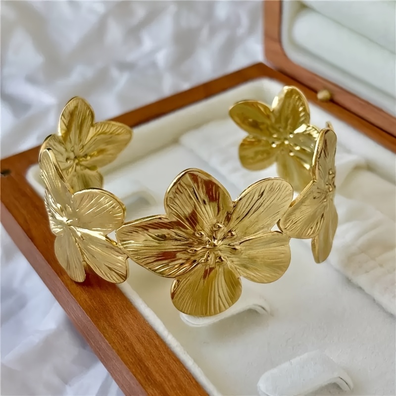 E-shop Europäische amerikanische modische Edelstahl-Blumenarmbänder für Damen, geeignet für den festliche Anlässe
