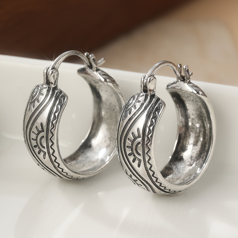 E-shop Vintage silbrig- Ohrschließe aus Kupfer mit im Used-Look im weiblichen Ethno-Stil, Nischen-Design, leichter Luxus-Temperament, handgefertigte
