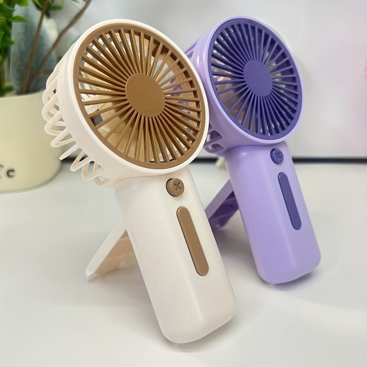 Mini Ventilador Portátil de Mano Disponible en 4 Colores - Portátil y Compacto (Sin Costo) - Adecuado para Múltiples Escenarios