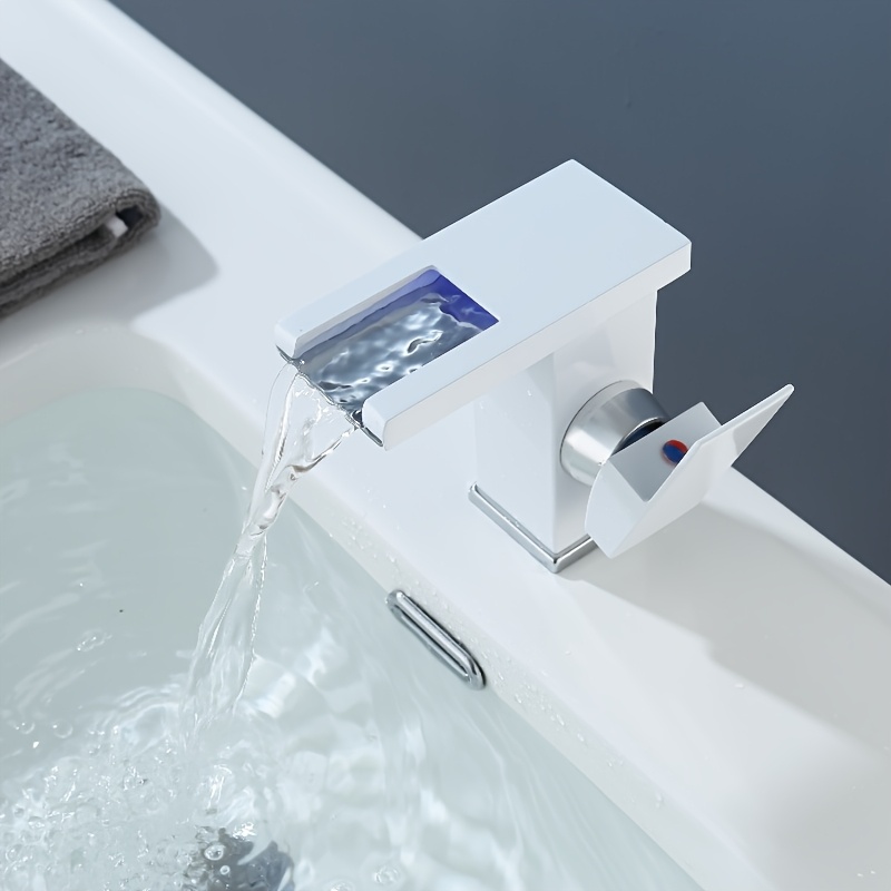 Zlewozmywak z miedzi z oświetlaną kranikiem, zapewniający gorącą i zimną wodę mieszankę do domowych łazienek, z funkcją regulacji temperatury i trójkolorowym designem zmieniającym kolor.