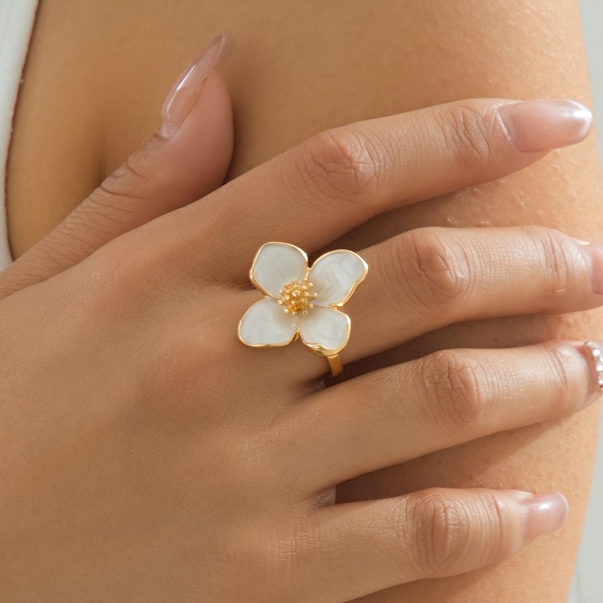 טבעת תלתן לבנה פרחונית אלגנטית לנשים - סגנון חופשת קיץ, מורכב, סגסוגת בגו וכותרת תכשיטים עם מוצר מושלם, עיצוב וכותרת חופשה|עיצוב טבעת אלגנטית | תכשיטי סגסוגת