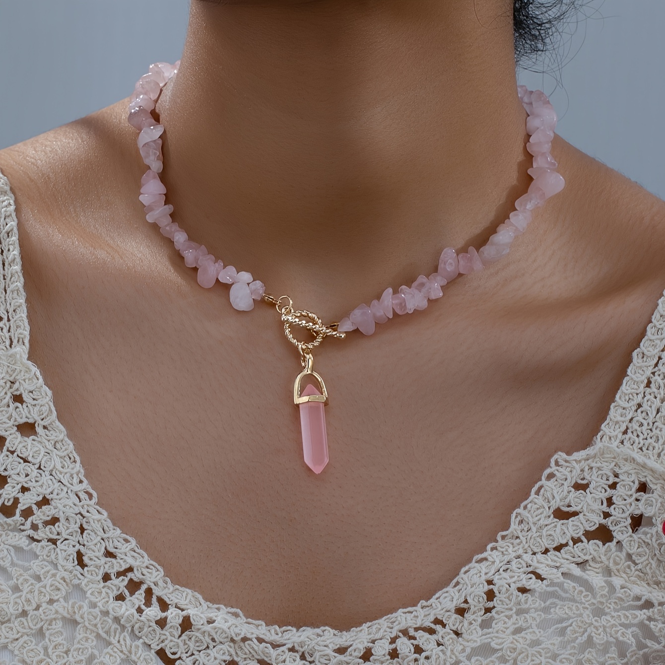 

1pc Elegant Pinkish Crystal Stone Pendant Necklace With Geometric Shape Pendant Design, Boho Chic Style, Women's Fashion Jewelry For Vacation And Casual Wear