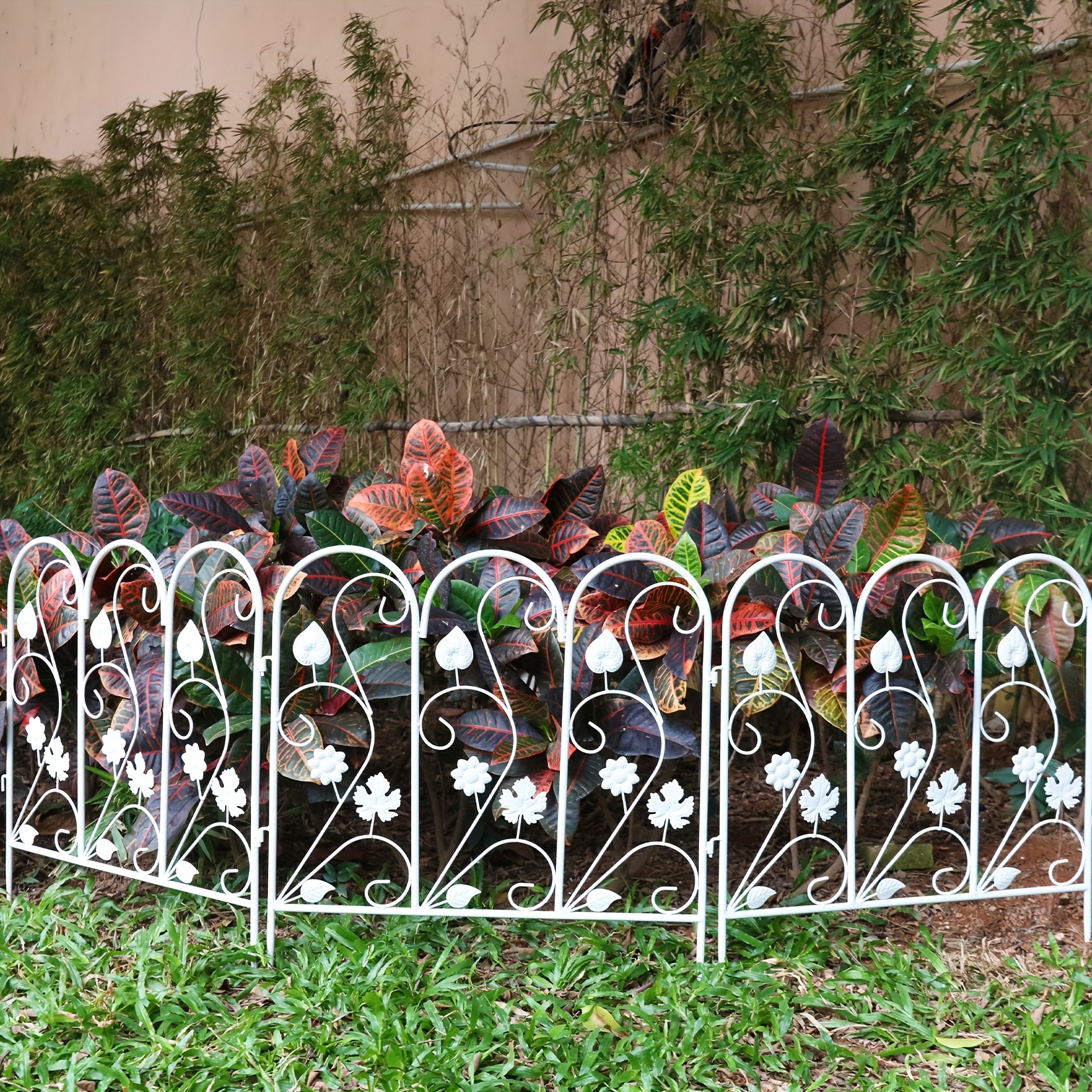 Collection Of 5 Outdoor White Metal Garden Fences Featuring A Parisian Lawn Border And Mesh Design, Ideal For Landscaping Your Yard, Patio, Or Roadside, Measuring 60 X 62 Cm