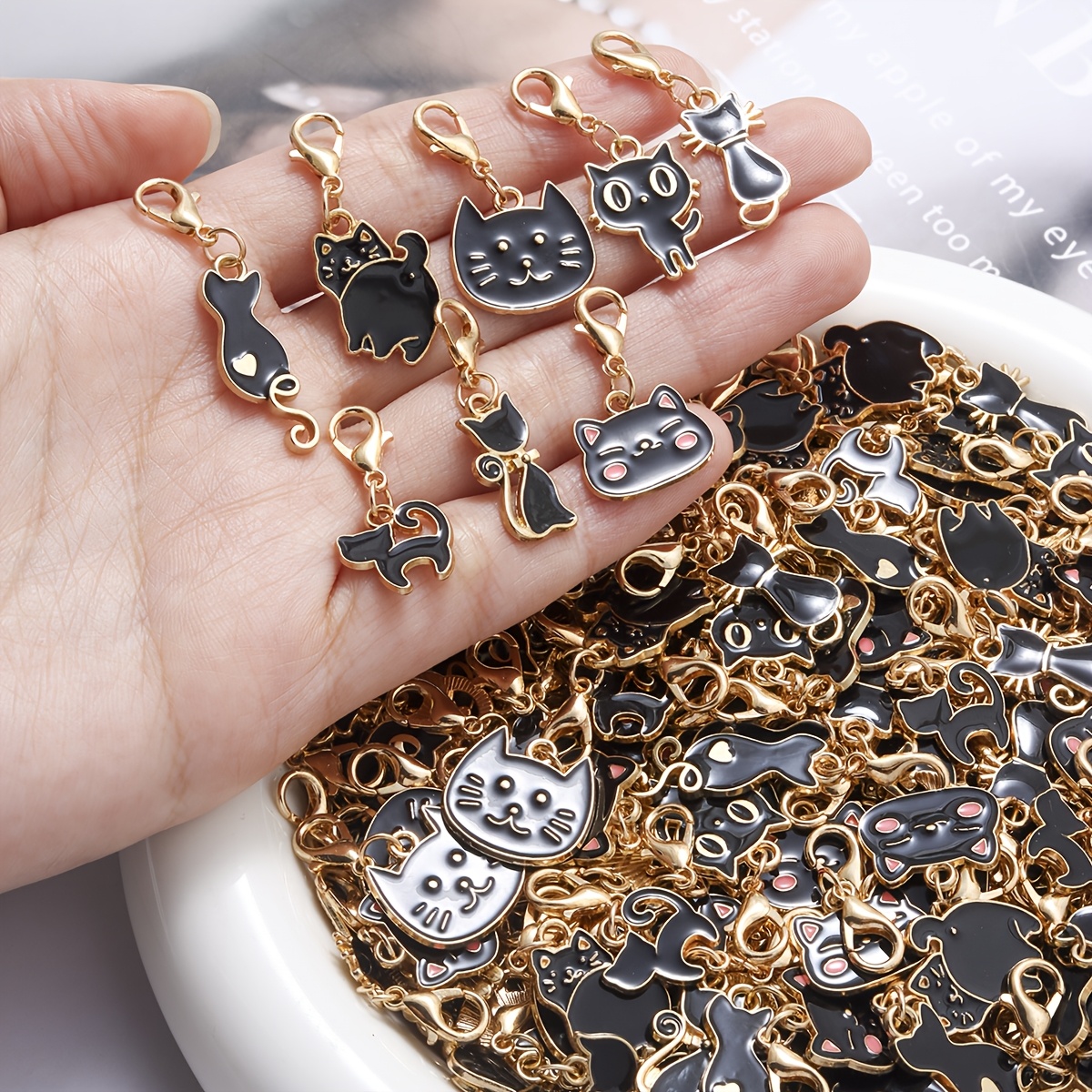 E-shop 20 Stk. Anhänger aus Legierung im gemischten Stil Schwarze-Katzen-Serie in Gold Schwarz mit Karabinerverschlüssen, geeignet für Bastelarbeiten,