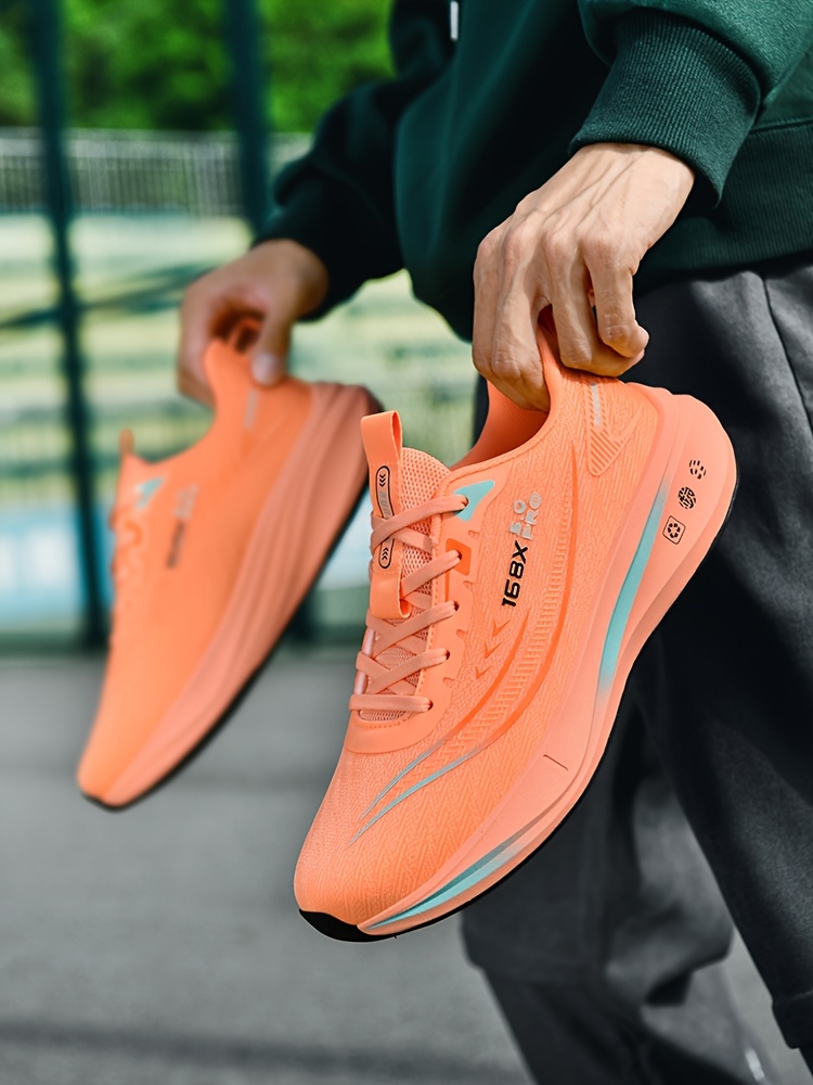 Chaussures de Course pour Hommes – Légères et Respirantes, Semelle Souple Amortissante Pour Usage sur Route & Sentier Chaînes Multifonctionnelles Antidérapants Adaptées au Marathon Triathlon VTT Cyclisme Gym Aérobic Randonnée Alpinism Port Quotidiens Mode Urbaine Style Sport Chaussettes d'Entraînements en Salle Entrainement à la Coupe du Monde Moderne Conception Durable Construction Solide Coussinée