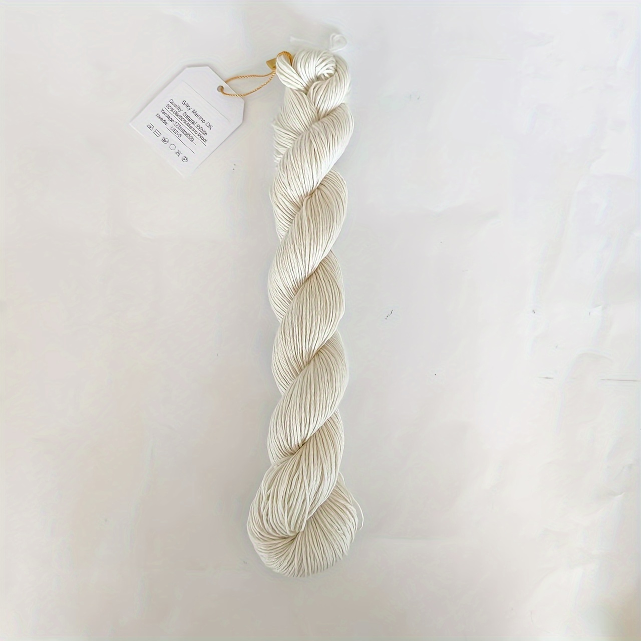 

1 écheveau de fil à tricoter à la main non teint en soie 50% et mérinos 50% naturel non teint utilisé pour la teinture à la main, 50g