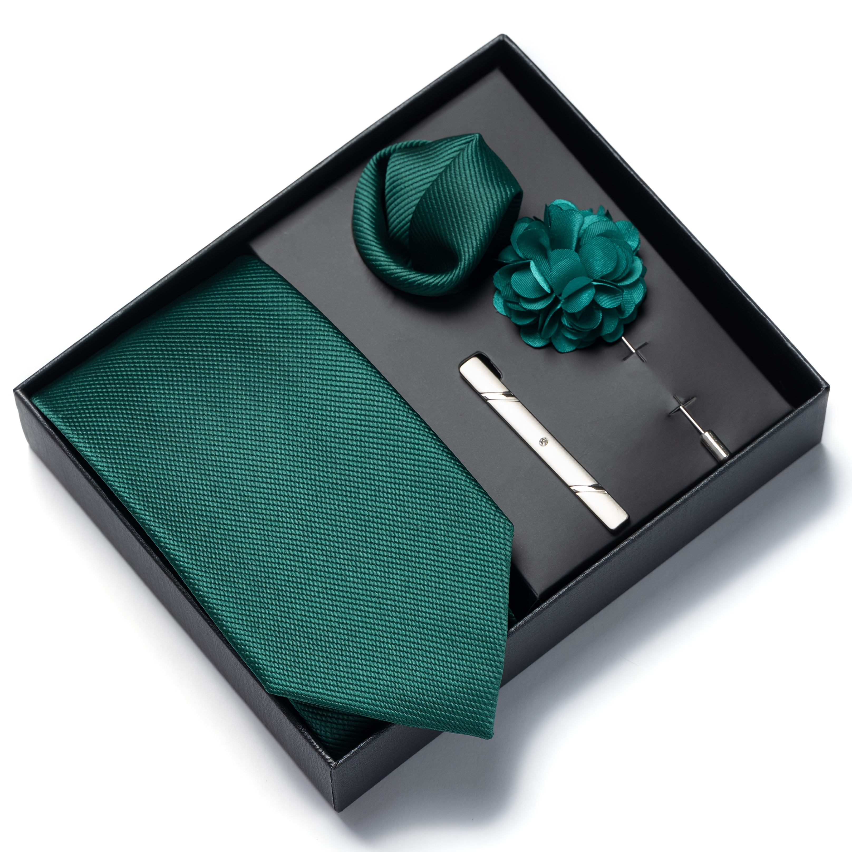 E-shop Ein Set aus vier Teilen, bestehend aus einem Stecker, einem Boutonniere, einem Taschentuch und einem Herren-Boutonniere, verpackt als formelle