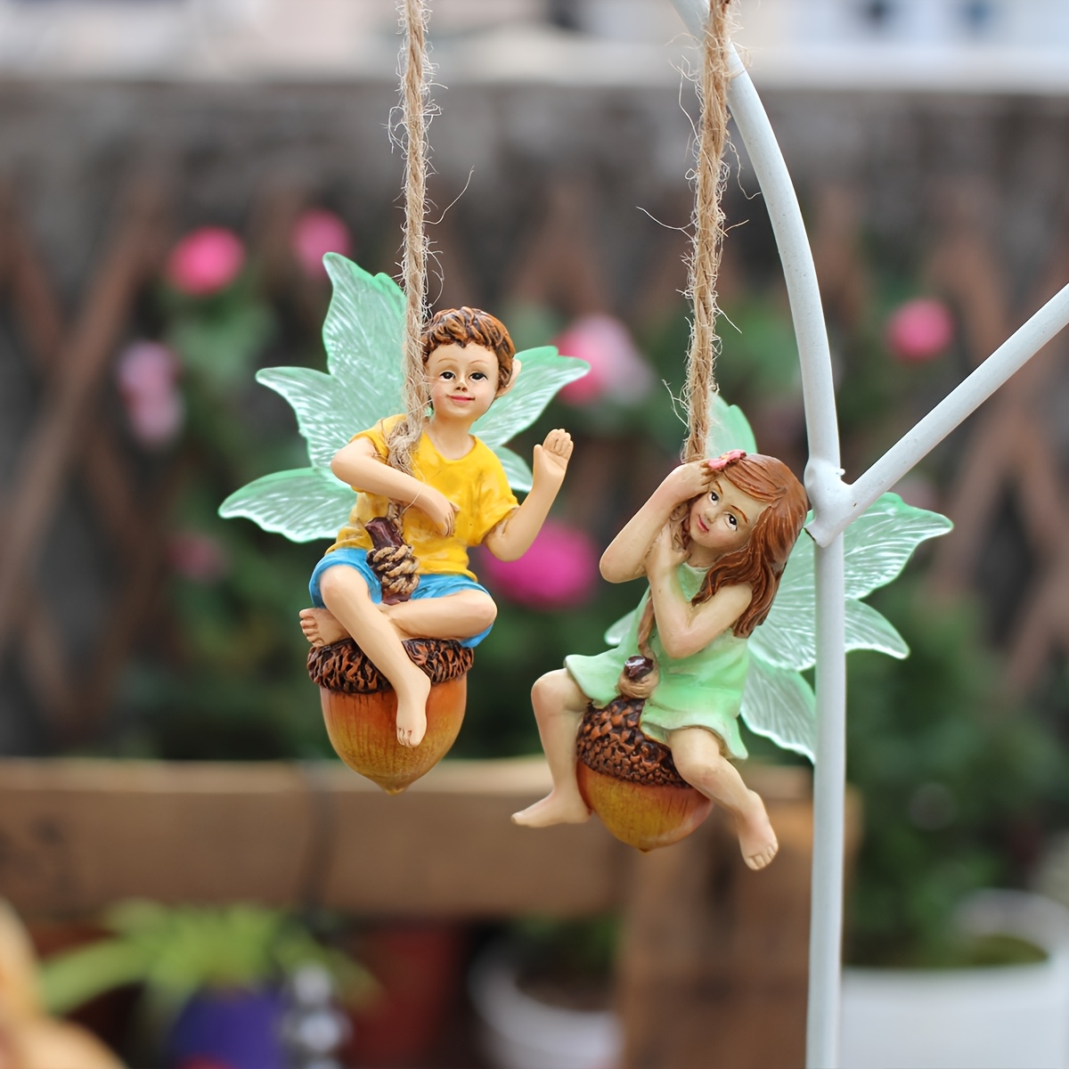 E-shop 2 Stk. Romantische Schaukel Ornamente - Bezaubernde Gartendekoration mit Leuchtenden Flügeln, Harzstatuen von Paar auf Eichel Schaukel, für