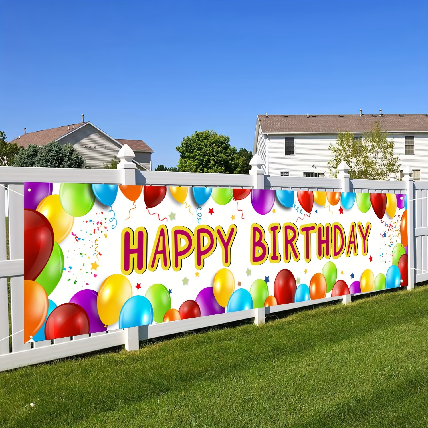 

Une Banderole D'anniversaire Avec Des Ballons Colorés Pour Décorer La Clôture Et Créer Un Arrière-plan Géant Pour Les Photos En Extérieur Lors D'une Fête D'anniversaire Au Printemps.
