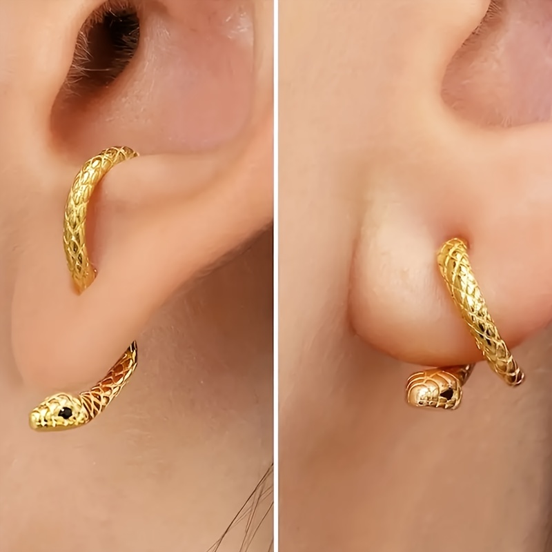 

Pair Of Unique Snake-shaped Circle Earrings In Copper, With A Punk And Sexy Style, Showcasing A Distinctive And Individualistic Design.