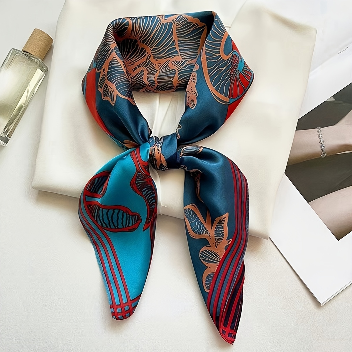 

Un nouveau foulard carré en satin 70 avec imprimé floral pour femmes, élégant et polyvalent, avec une texture lisse, douce et fine, foulard au cou, bandeau ou accessoire capillaire pour protéger et .