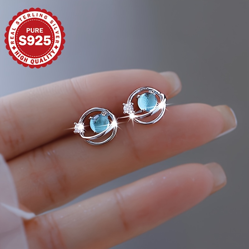 

Boucles d'oreilles en argent sterling 925 avec zircone, design simple et élégant, parfaites pour un usage quotidien ou en cadeau, adaptées à toutes les occasions.