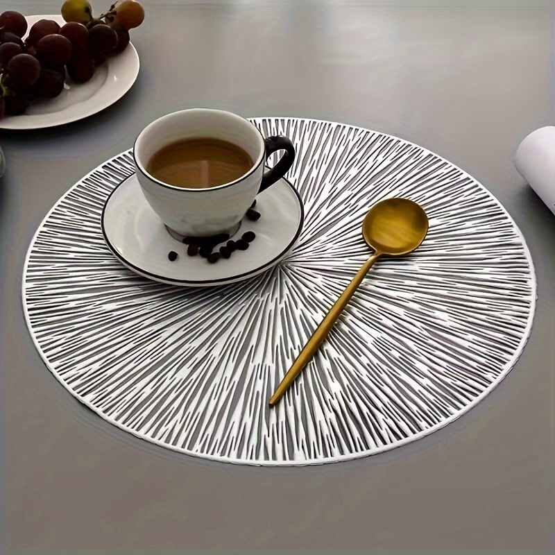 

4pcs Sets de Table en PVC de Luxe Créatifs, Tapis de Table Tissés Ronds pour Tables à Manger & Café, Tapis Décoratifs Antidérapants Résistants à la Chaleur pour Maison et Restaurant