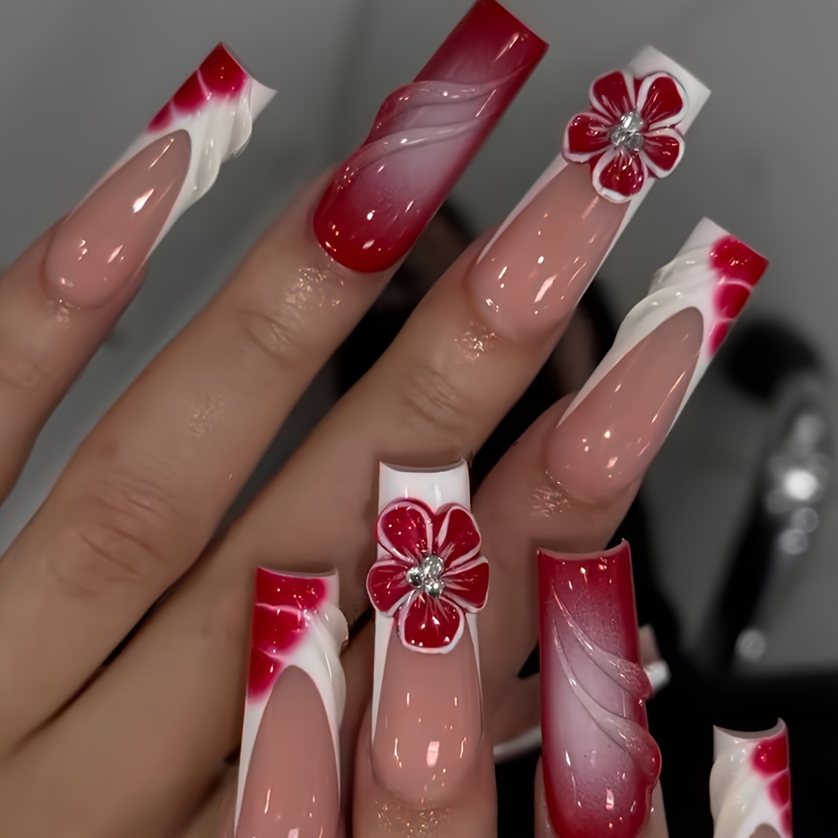 E-shop Ein Set aus 24 wasserfallförmigen künstlichen Nägeln, , hochwertig, dreidimensional, strahlend, floral, , funkelnden Diamanten, sanft, und
