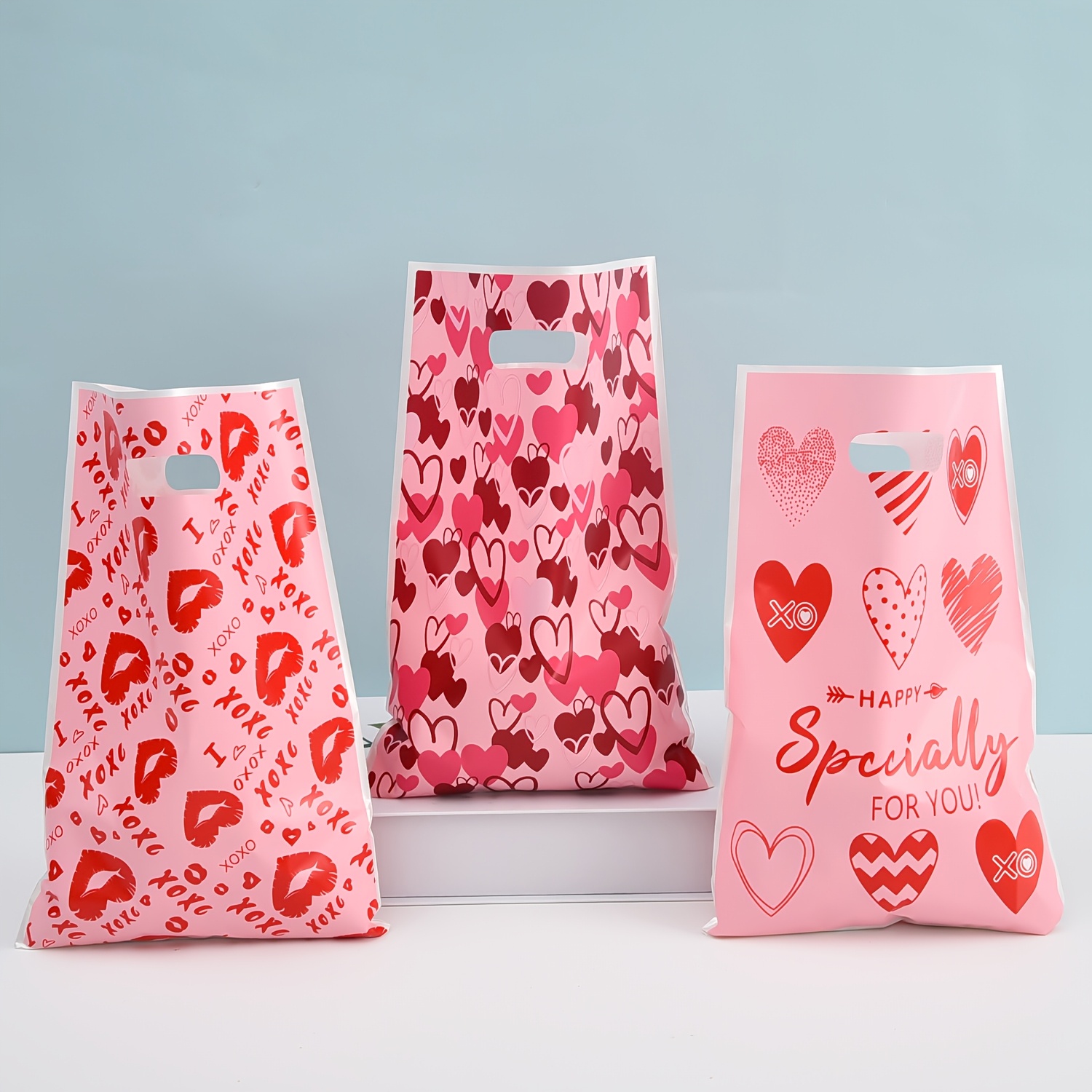 

30pcs Valentine's Day Gift Bags, Plastic Party Favor Bags, 6.5"x9.8" With Heart Designs For Valentine's Day