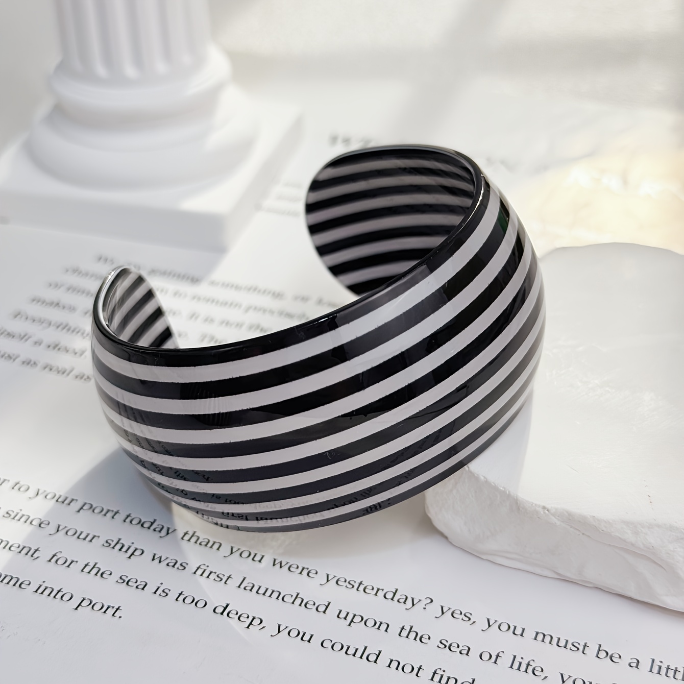 Image of 1pc Women's Fashion Open Bangle, Unique Minimalist Casual Striped Acrylic Material, Durable, Suitable For Daily Wear And Commuting
