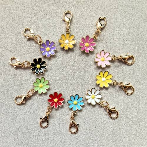 10pcs colorful daisy pendants alloy keychains with assorted pastel flowers for bags keys pets gifts valentines day decor cute keychain accessories pet accessories design durable keychains
