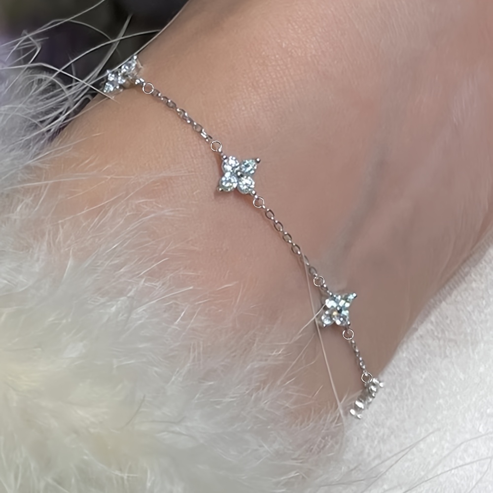 Image of 1 Exquisite And Elegant Copper-inlaid Synthetic Synthetic Zirconia Clover Bracelet, A Daily Gift Accessory For Women