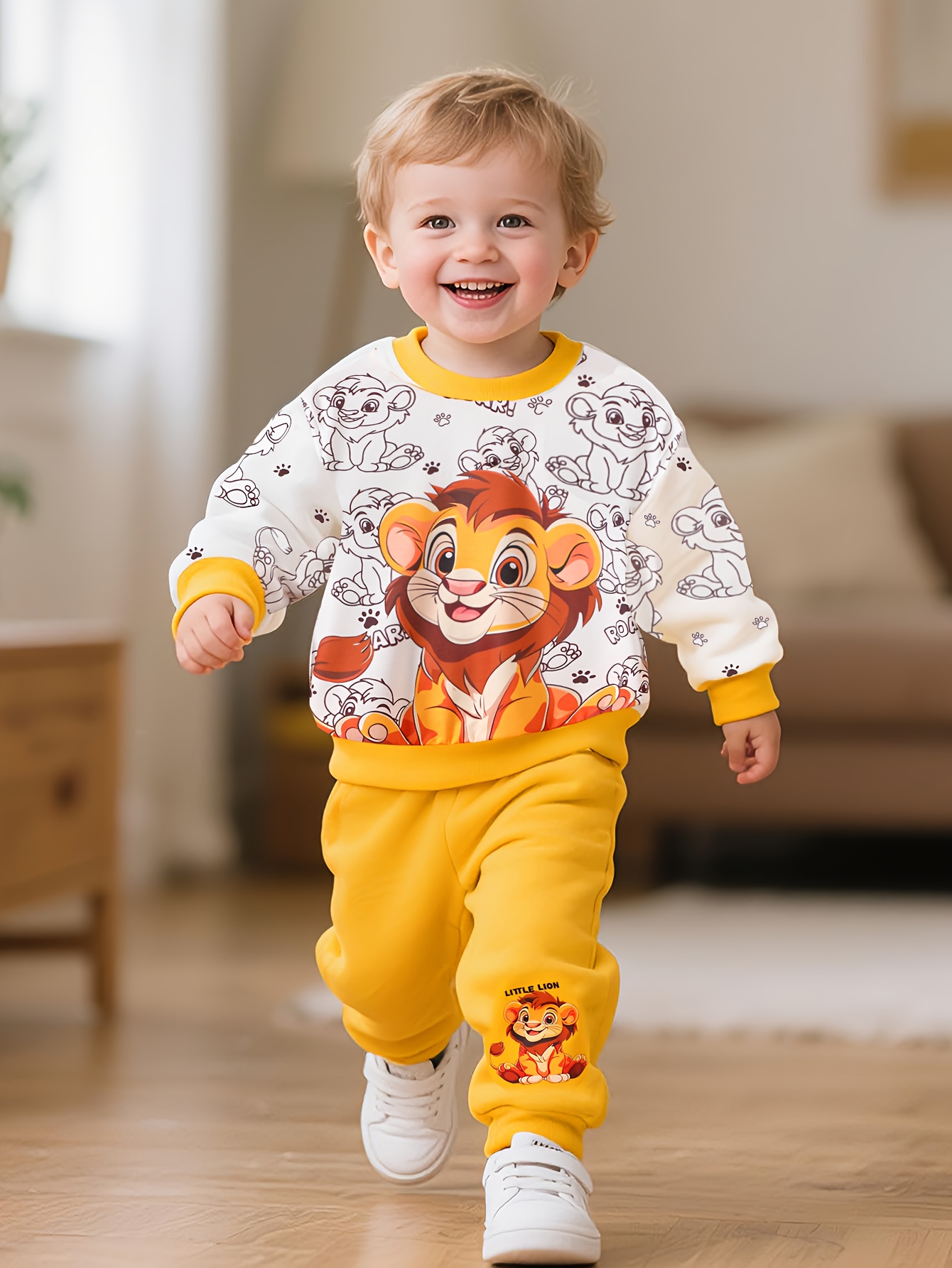 Het tweedelige set van schattige cartoonleeuw print hoodie en geblokte joggingbroek voor jongens, geschikt voor herfst en winter