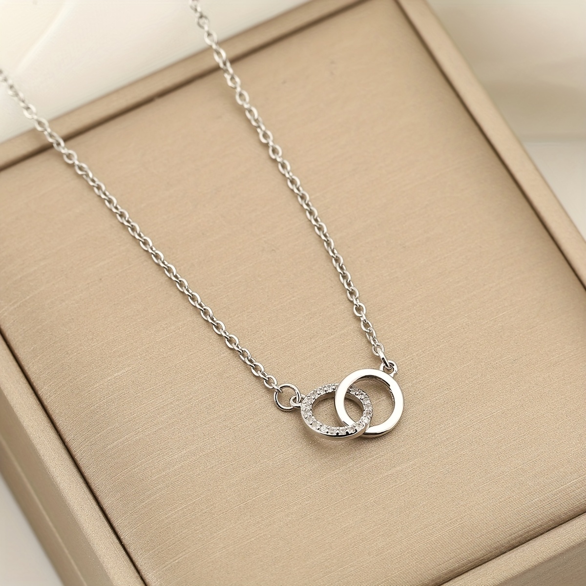 TEMU 1 pièce, Style Européen & Américain - Collier Double Anneau en Cuivre avec Incrustation de Synthétique - Idéal pour Hommes et Femmes, Parfait