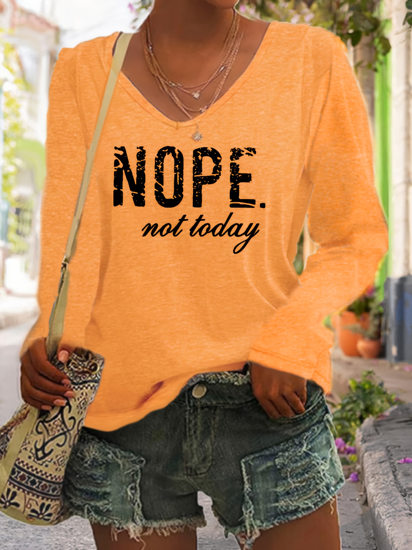 T-shirt a maniche lunghe taglie forti da donna per * e l'* 2024, con design scollo a V, adatta alle * di * età, top * e flatterrante