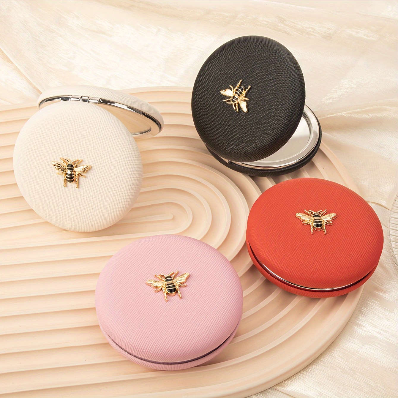 

1pc Glitter Graceful Leather Inlaid Golden Little Bee 7cm Round-shaped Double-sided Makeup Mirror, Multiple Colors Available! Perfect Gift For Beloved, Holiday Birthday Gift